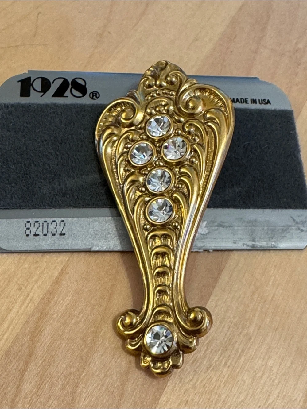 NWT 1928 vintage style gold tone ornate scroll design brooch with rhinestones